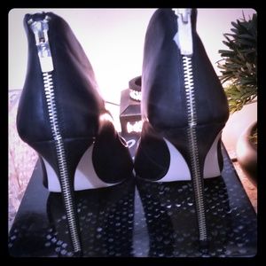 BCBG Black embellished back pumps